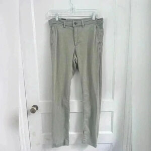 Faherty
Coastline Stretch Chino Mountain Olive Size 29 (30”
Inseam)